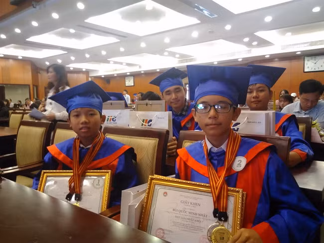 Các thí sinh xuất sắc vui mừng nhận được giải Nhất và giải Nhì cuộc thi Tin học khối THCS. Các thí sinh xuất sắc vui mừng nhận được giải Nhất và giải Nhì cuộc thi Tin học khối THCS.