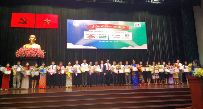 Đại diện Lãnh đạo Sở GD&ĐT TP.HCM và đại diện IIG Việt Nam trao bằng khen cho các đơn vị, tập thể xuất sắc nhất trong các cuộc thi. Đại diện Lãnh đạo Sở GD&ĐT TP.HCM và đại diện IIG Việt Nam trao bằng khen cho các đơn vị, tập thể xuất sắc nhất trong các cuộc thi.