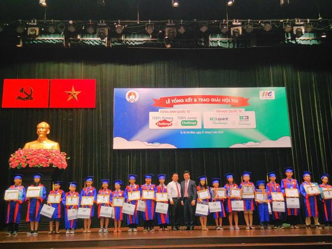 Đại diện ban tổ chức trao bằng khen và Huy chương Bạc cho các em học sinh đạt giải Nhì trong các cuộc thi Tiếng Anh và Tin học quốc tế. Đại diện ban tổ chức trao bằng khen và Huy chương Bạc cho các em học sinh đạt giải Nhì trong các cuộc thi Tiếng Anh và Tin học quốc tế.