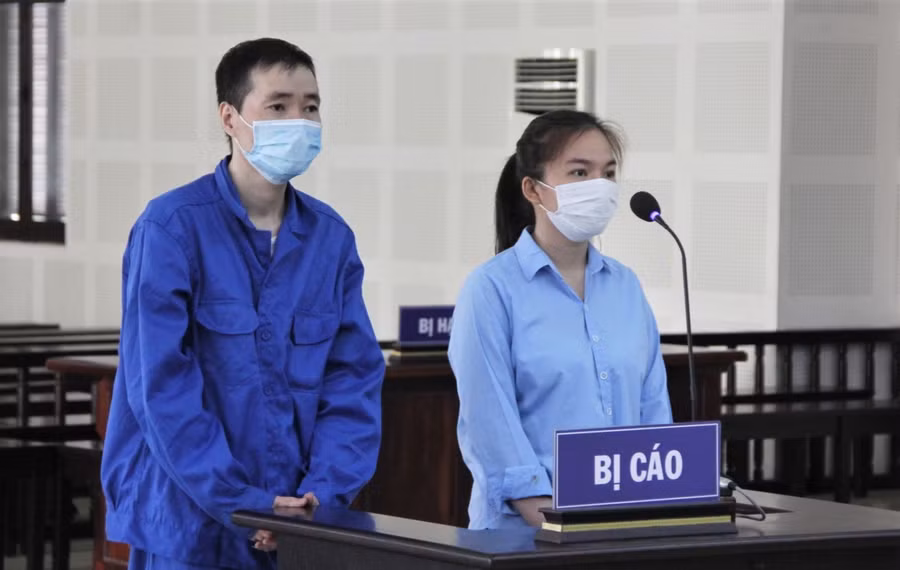 Bị cáo Tuấn và Trang tại phiên tòa. 