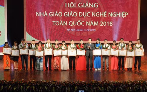 Bộ trưởng Bộ LĐ-TB&XH Đào Ngọc Dung và các nhà giáo đạt Giải Nhất tại Hội giảng nhà giáo giáo dục nghề nghiệp toàn quốc năm 2018