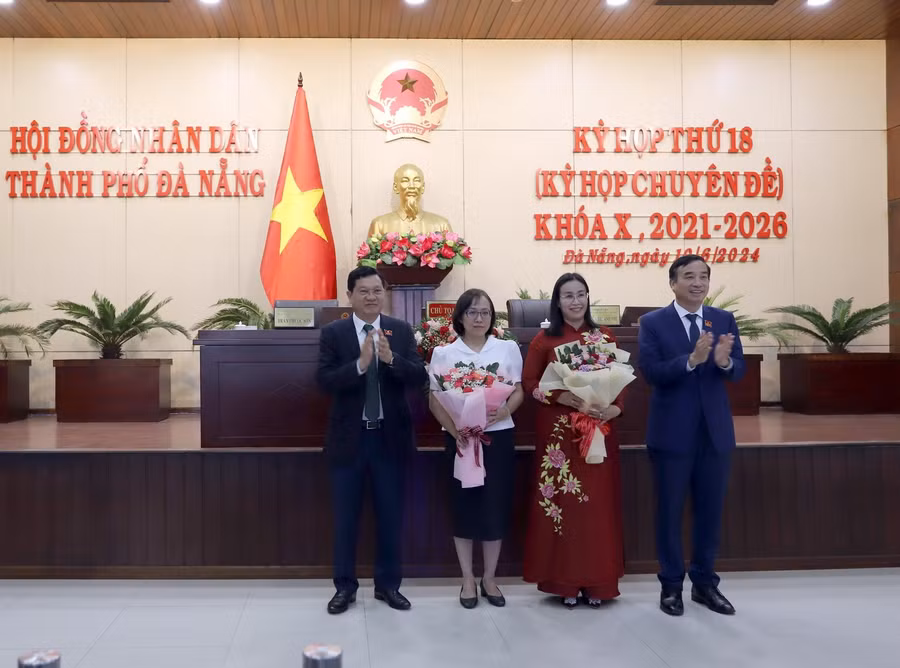 Lãnh đạo UBND TP và lãnh đạo HĐND TP Đà Nẵng tặng hoa chúc mừng bà Nguyễn Thị Anh Thi (thứ 2, phải sang), Phó Chủ tịch UBND TP Đà Nẵng và bà Trần Thanh Thuỷ, Giám đốc Sở Y tế.