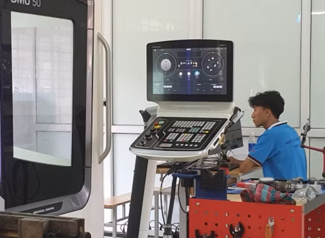 Phan Tấn Phúc (đoàn Lilama 2) là thí sinh đầu tiên thực hiện bài thi nghề Phay CNC.