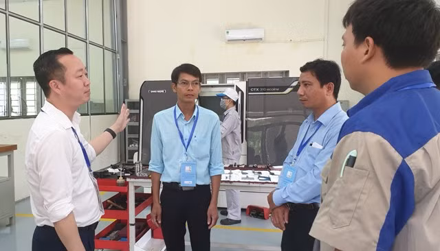 Ông Đồng Văn Ngọc trao đổi công tác kiểm tra giám sát với ban giám khảo tại kỳ hi