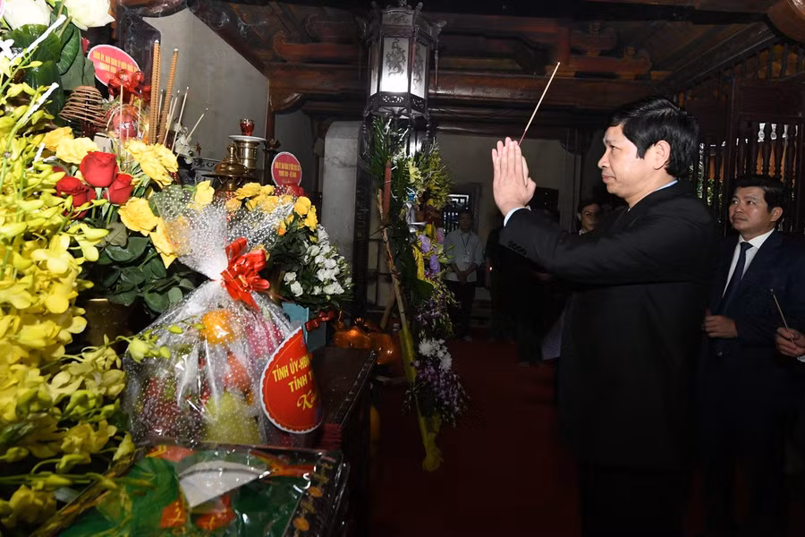 Ông Hồ An Phong, Phó Chủ tịch UBND tỉnh Quảng Bình cùng các đại biểu dâng hương tại Lễ tưởng niệm.