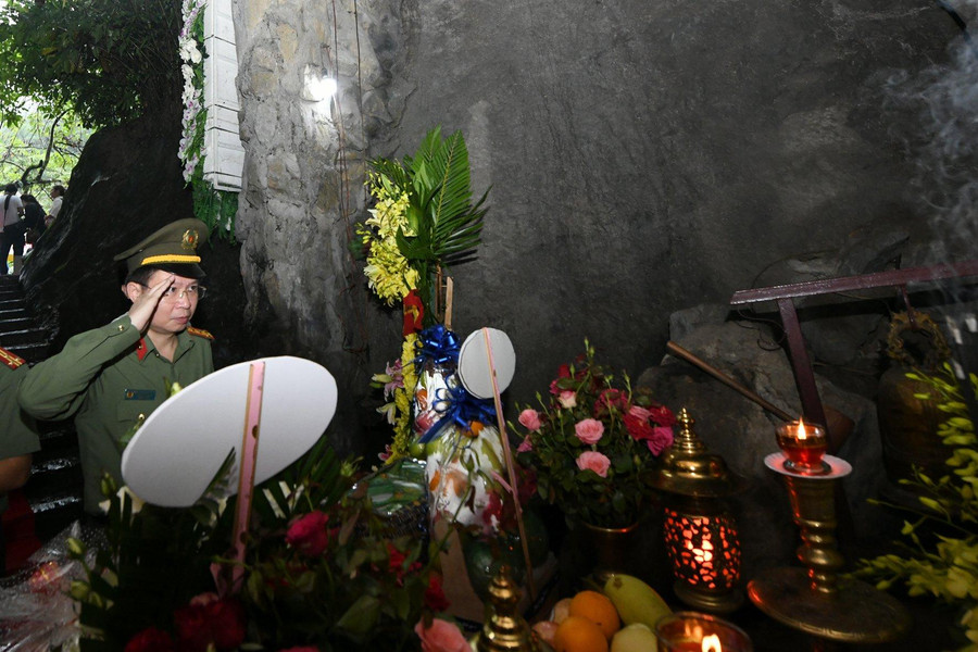 Đại biểu dâng hương tại Lễ tưởng niệm. Đại biểu dâng hương tại Lễ tưởng niệm.