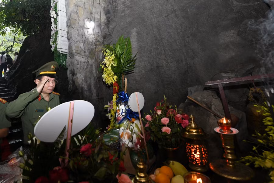 Đại biểu dâng hương tại Lễ tưởng niệm.