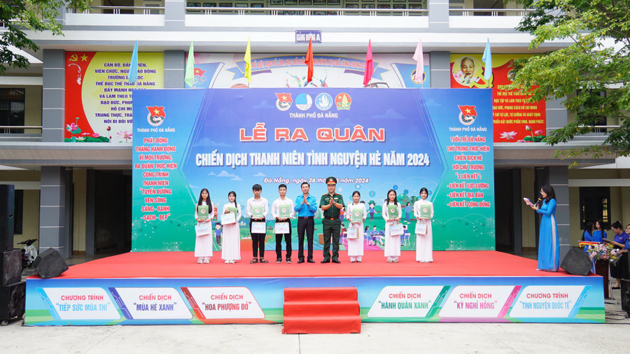 Hỗ trợ động viên 7 thí sinh đồng bào Cơ tu đang ở khu nội trú tại Trường THPT Phạm Phú Thứ (xã Hòa Sơn, huyện Hòa Vang). Hỗ trợ động viên 7 thí sinh đồng bào Cơ tu đang ở khu nội trú tại Trường THPT Phạm Phú Thứ (xã Hòa Sơn, huyện Hòa Vang).