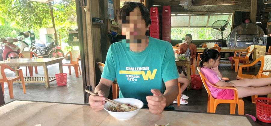 Anh K. lúc đi lạc được công an hỗ trợ ăn uống. Ảnh: Công an Anh K. lúc đi lạc được công an hỗ trợ ăn uống. Ảnh: Công an