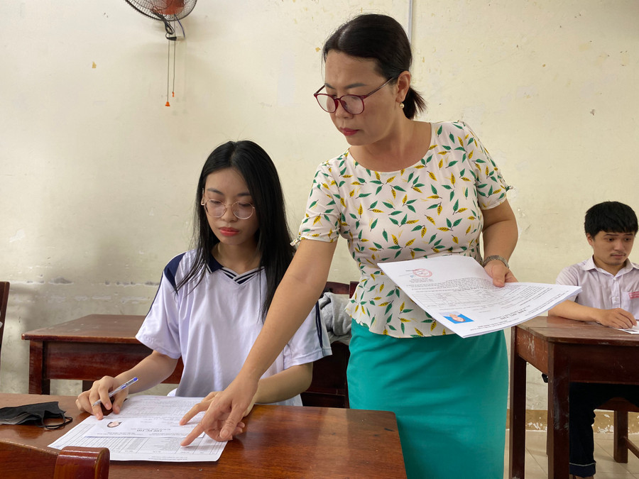 Thí sinh ở Quảng Nam kiểm tra thông tin trên thẻ dự thi. Thí sinh ở Quảng Nam kiểm tra thông tin trên thẻ dự thi.