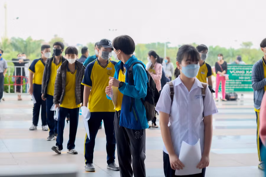 Theo ghi nhận của phóng viên Báo Giáo dục và Đào tạo vào ngày 20/11 tại điểm tiêm Cung thể thao Tiên Sơn, ngay từ sáng sớm, các em học sinh đã có mặt tại điểm tiêm.