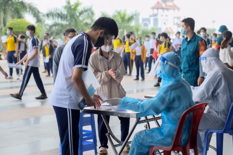 Tại đây, học sinh được đo thân nhiệt, rửa tay sát khuẩn, kiểm tra giấy tờ trước khi vào điểm tiêm chủng. Tại các điểm tiêm bố trí tuân thủ theo quy tắc một chiều, đảm bảo giảm cách giữa các bàn, vị trí tiêm chủng.