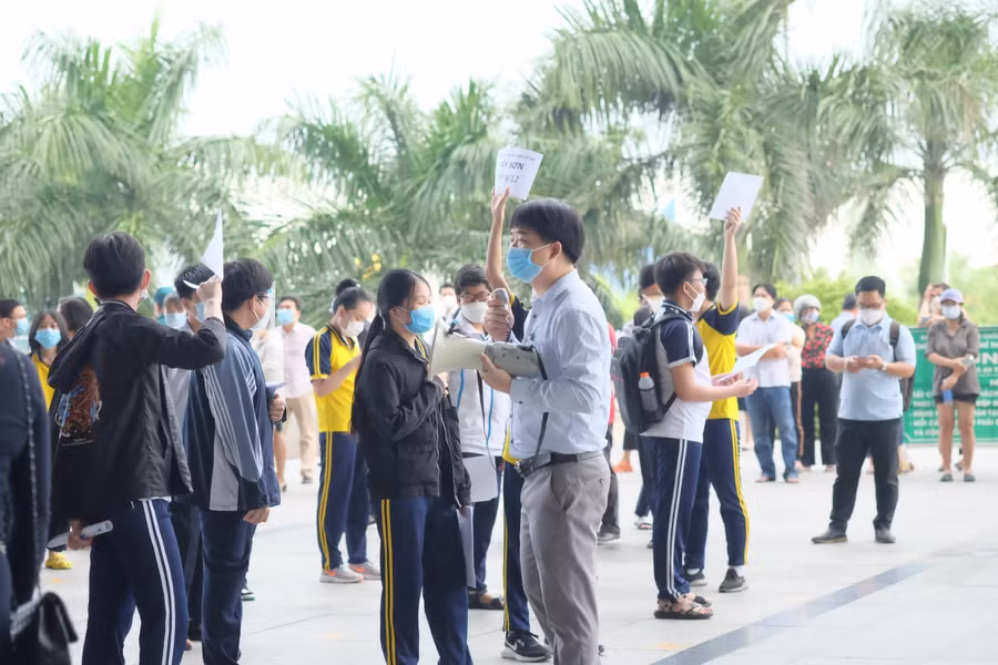 Trong đó, có 1.404 học sinh các trường trực thuộc Sở Giáo dục và Đào tạo và 33.297 học sinh các trường trực thuộc UBND các quận, huyện. Ngoài ra, còn có thêm 368 người (15 - 17 tuổi và đối tượng từ 65 tuổi trở lên đang cư trú trên địa bàn quận Thanh Khê) cũng được tiêm vắc xin trong đợt này.