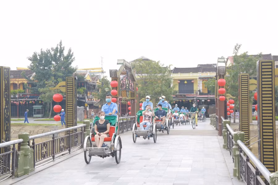 Du khách tham quan phố cổ bằng xe xích lô.