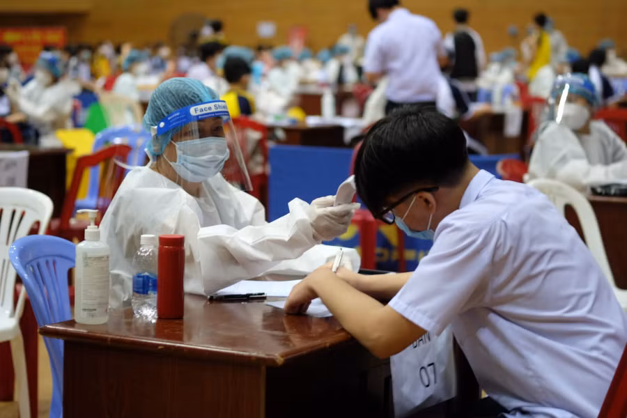 Có khu vực chờ trước tiêm chủng, bàn đón tiếp, hướng dẫn, bàn khám sàng lọc và tư vấn trước tiêm chủng, bàn tiêm chủng và ghi chép nhập số liệu, khu vực theo dõi và xử lý tai biến sau tiêm chủng.