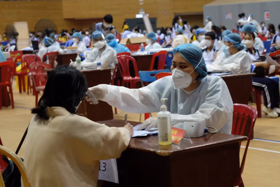 Trước đó, tại cuộc họp Ban chỉ đạo phòng chống dịch Covid-19 TP Đà Nẵng vào tối 19/11, bà Ngô Thị Kim Yến – Phó Chủ tịch UBND TP yêu cầu Sở Y tế phối hợp Sở Giáo dục và Đào tạo và các quận, huyện cùng các giáo viên thực hiện hiệu quả, bảo đảm an toàn nhất trong công tác tiêm chủng cho học sinh.