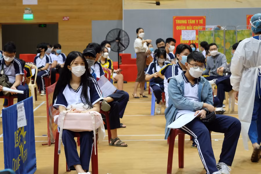 Sau khi tiêm học sinh ngồi theo dõi 30 phút trước khi ra về.