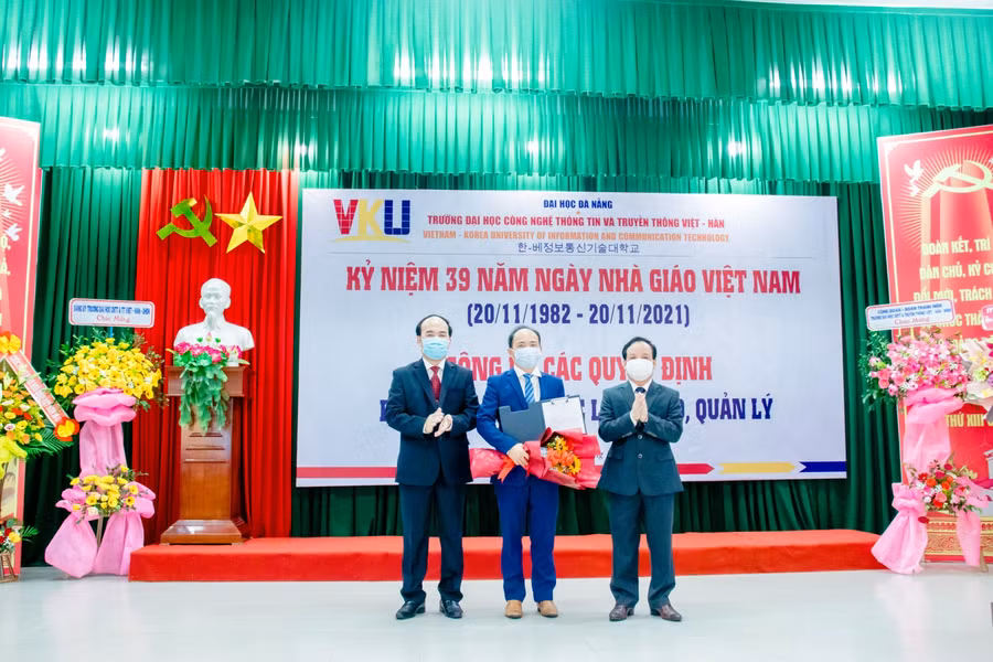 PGS.TS Huỳnh Công Pháp (giữa) nhận quyết định công nhận Hiệu trưởng VKU.