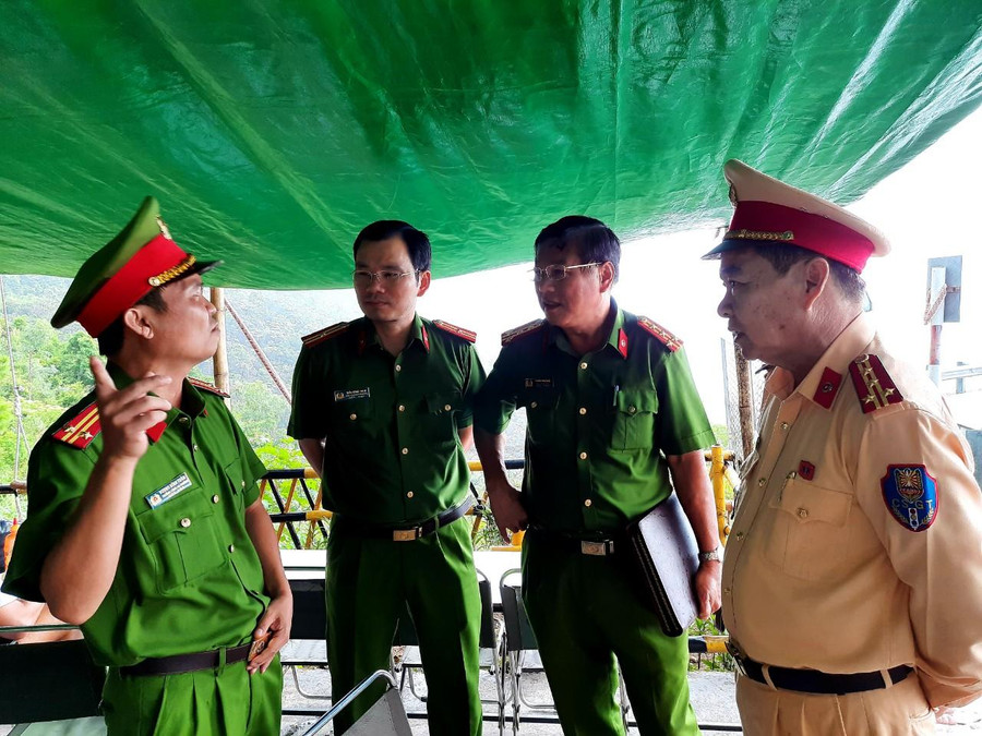 Công an TP.Đà Nẵng kiểm tra thực tế trên đèo Hải Vân. Ảnh: Công an. 