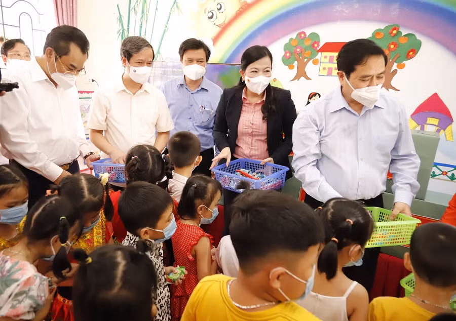 Thủ tướng Phạm Minh Chính tặng quà các cháu trường Mầm non Bình Yên (Định Hóa, Thái Nguyên)