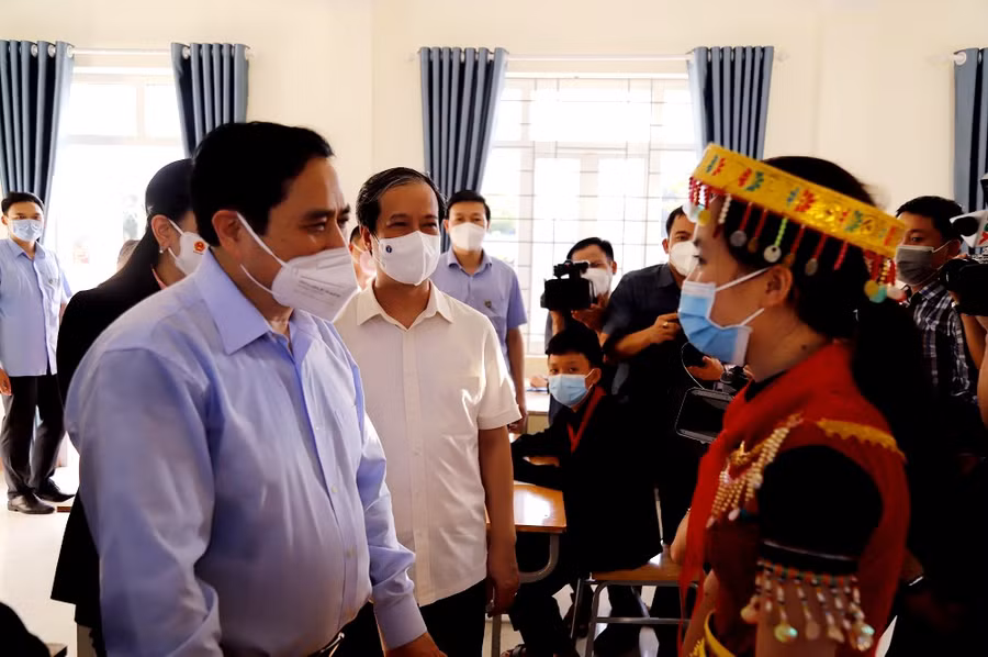 Thủ tướng Phạm Minh Chính hỏi thăm học trò trường PT Dân tộc nội trú THCS Định Hóa (Thái Nguyên)