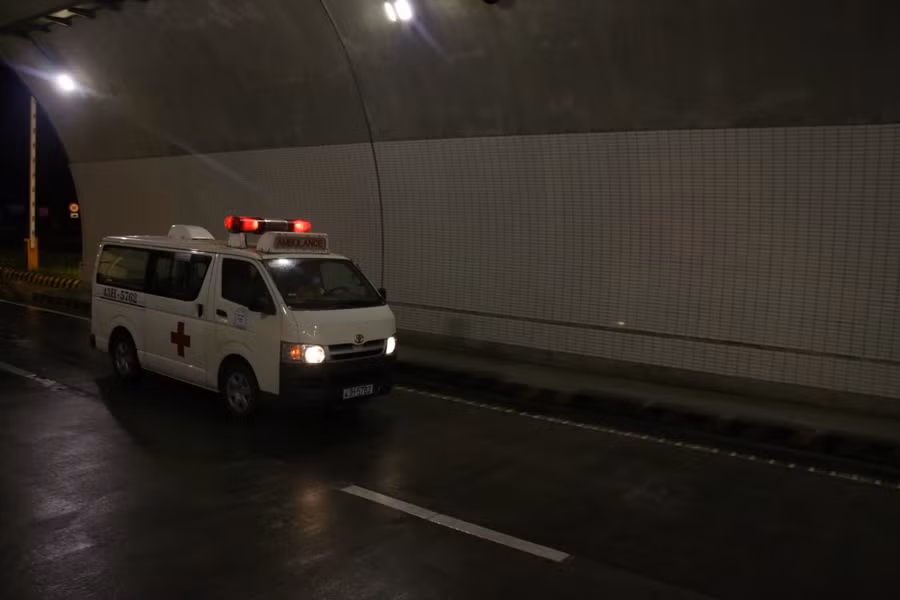 Xe cấp cứu chạy phía sau để sẵn sàng hỗ trợ cho người dân nếu gặp sự cố.