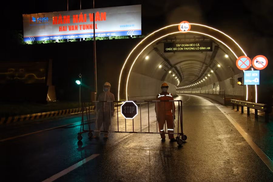 Hầm Hải Vân trước giờ mở cửa.