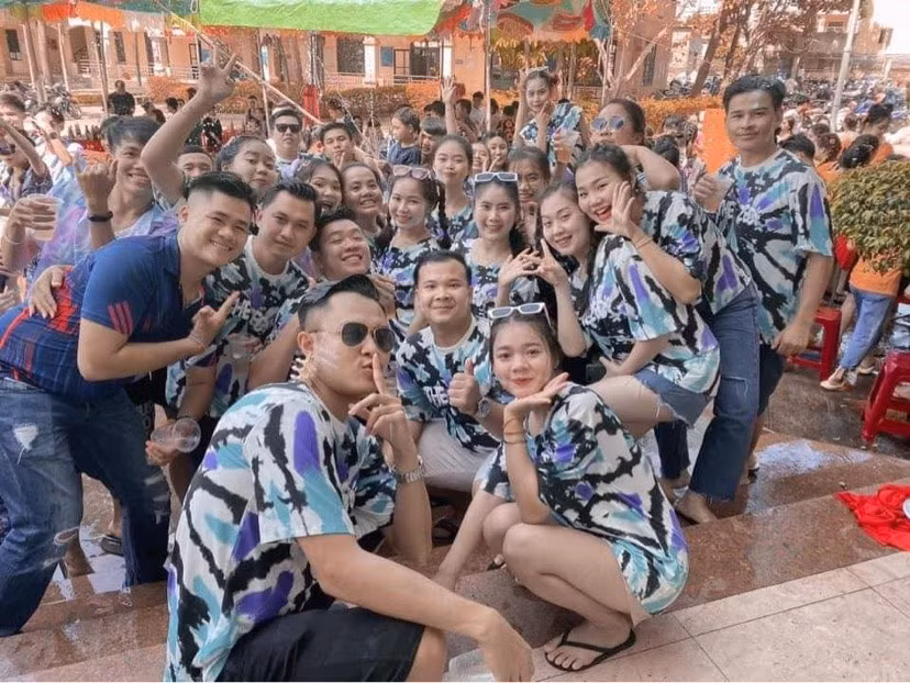 Sinh viên Lào vui vẻ trong ngày Tết Bunpimay do trường ĐH Kinh tế Đà Nẵng tổ chức.