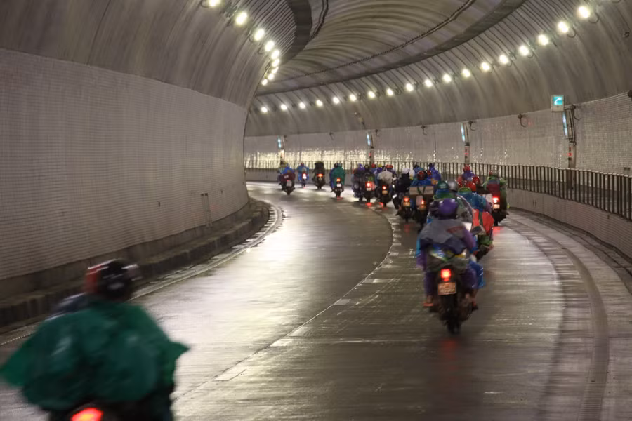 Gần 1.000 người dân đi vào hầm để ra phía Bắc.