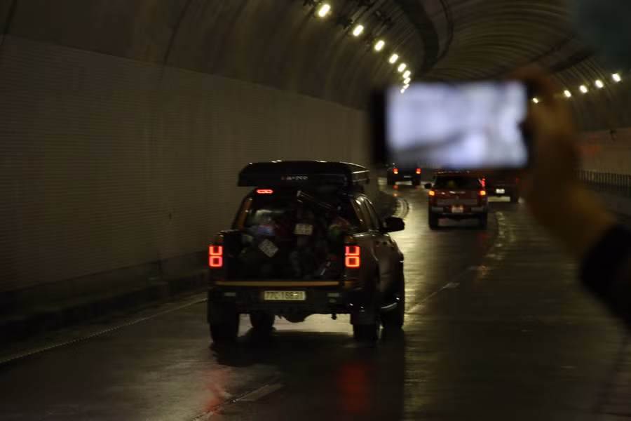 Các xe ô tô bán tải hỗ trợ cho người dân.