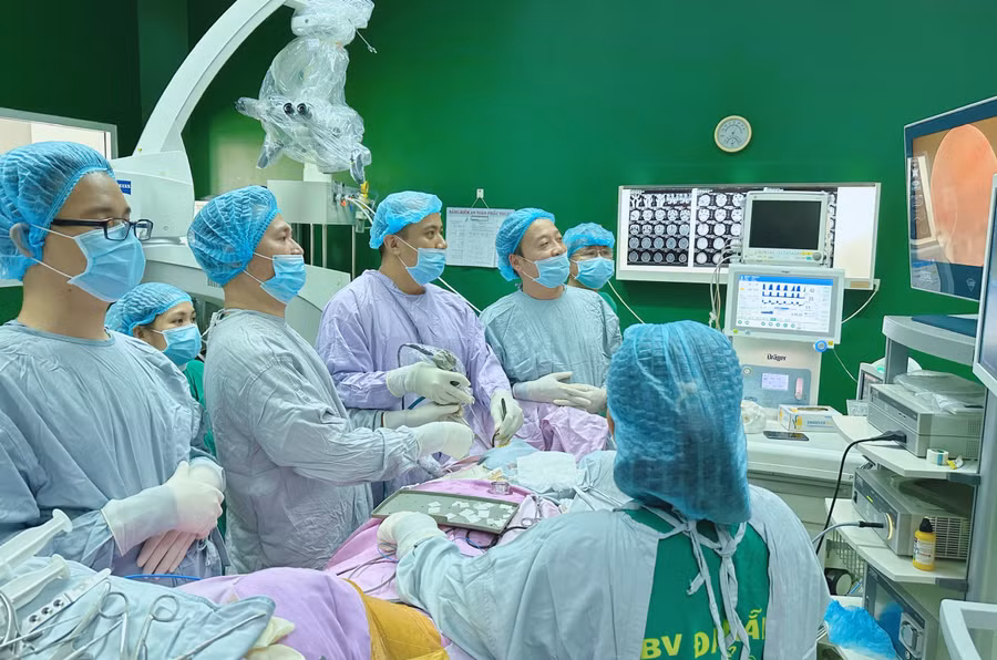 Các bác sĩ phẫu thuật khối u màng não cánh bé xương bướm bằng kỹ thuật mới nội soi qua hốc mắt cho 1 nữ bệnh nhân. Ảnh: Bệnh viện Đà Nẵng.