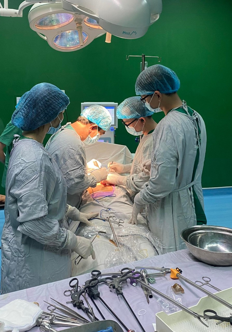 Các bác sĩ đang phẫu thuật cho bệnh nhân. Ảnh: Bệnh viện Đà Nẵng.