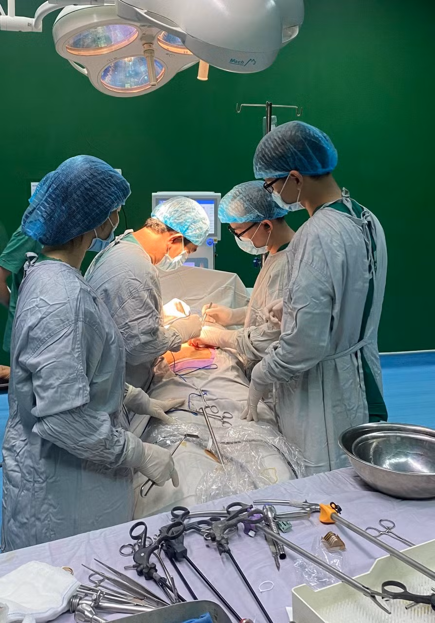 Các bác sĩ đang phẫu thuật cho bệnh nhân. Ảnh: Bệnh viện Đà Nẵng.