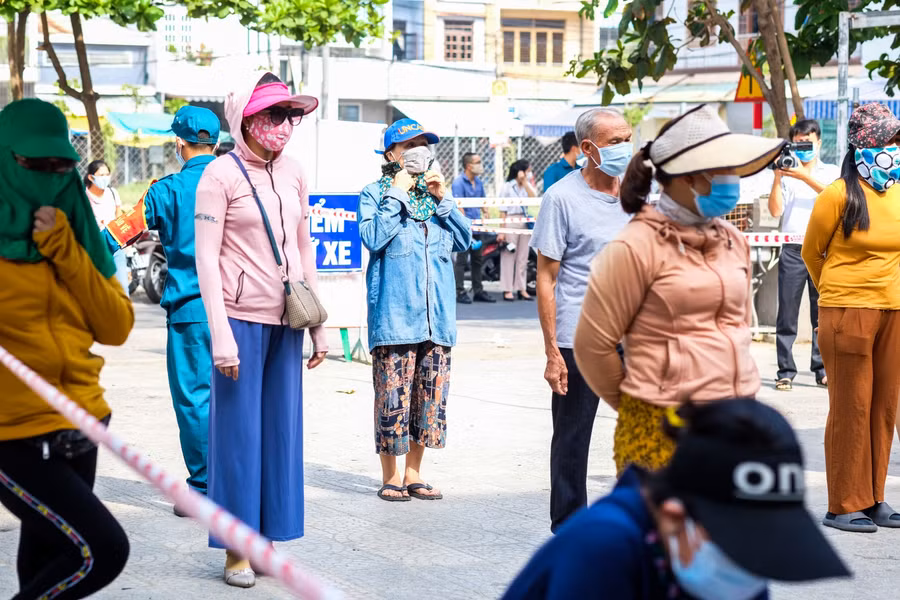Hàng trăm tiểu thương đã có mặt tại sân chợ để tiến hành lấy mẫu xét nghiệm.