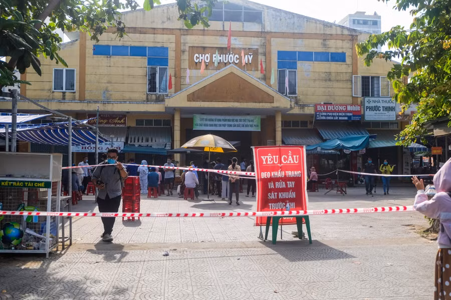 Tạm dừng hoạt động kinh doanh chợ Phước Mỹ từ 0 giờ ngày 5/5 cho đến khi có thông báo mới, do có liên quan đến bệnh nhân 2989 mắc COVID-19.