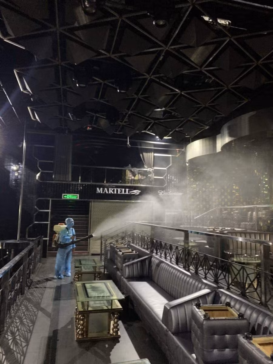 Phun khử khuẩn quán bar New Phương Đông.