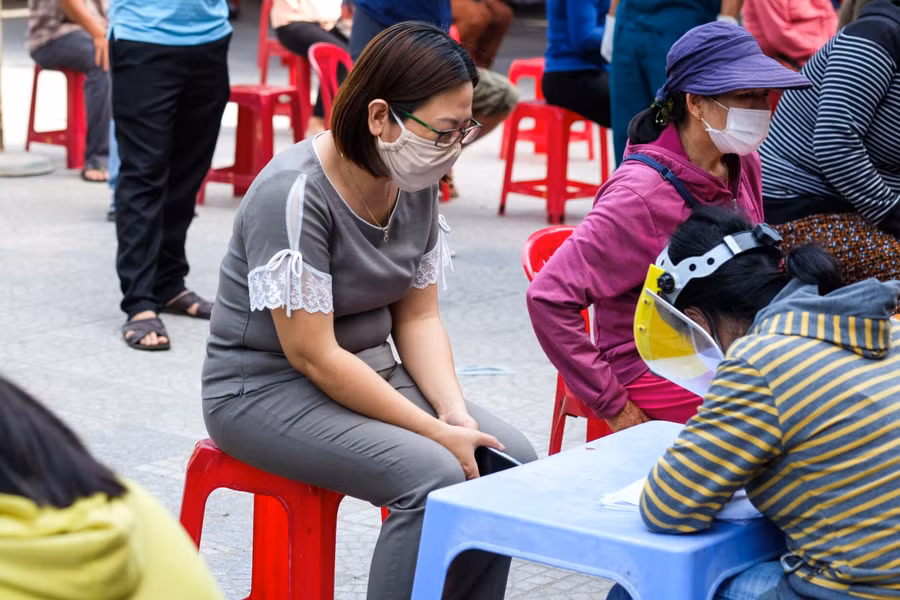 Khai thông tin trước khi lấy mẫu xét nghiệm.