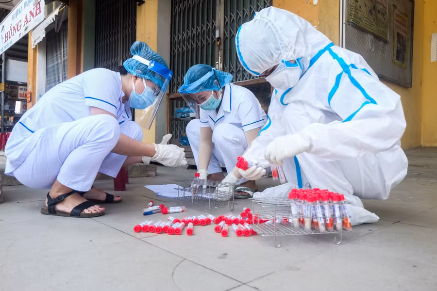 Nhân viên y tế đang chuẩn bị cho việc lấy mẫu