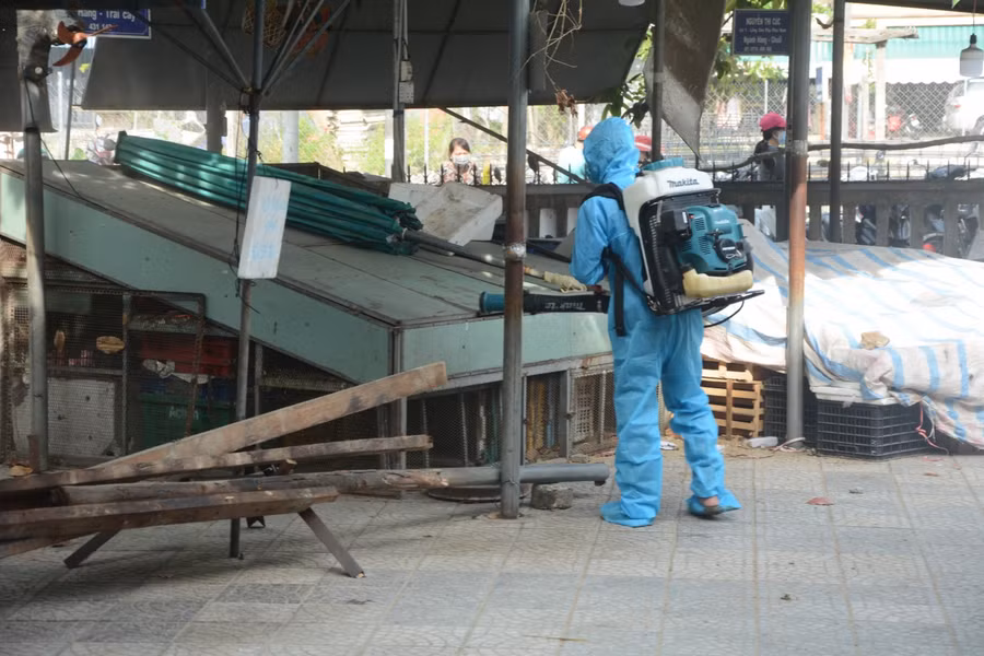 Lực lượng y tế phun khử khuẩn chợ Phước Mỹ.