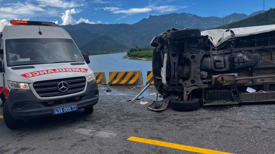 Xe khách 16 chỗ bị lật ngang. Ảnh: Công an Đà Nẵng. 