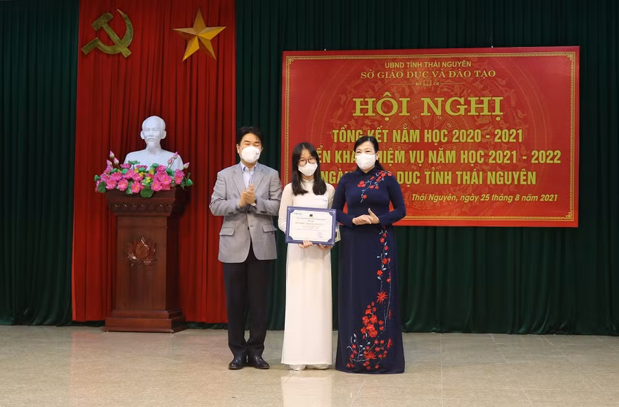 Lãnh đạo tỉnh Thái Nguyên và lãnh đạo Samsung Việt Nam trao thưởng cho các em học sinh đạt giải trong kỳ thi chọn học sinh giỏi Quốc gia