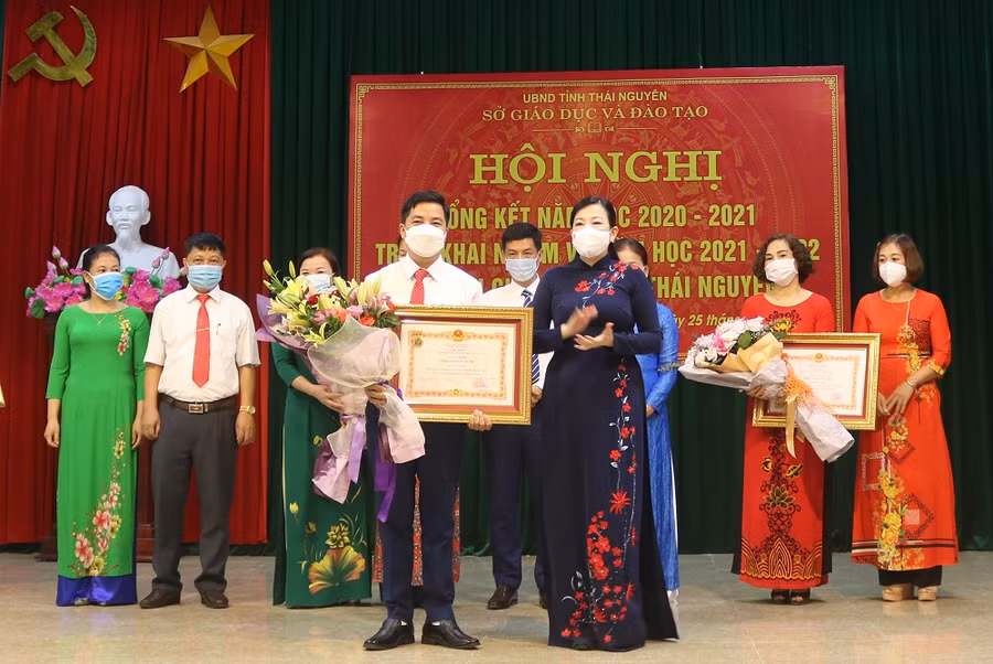 Đồng chí Nguyễn Thanh Hải, Ủy viên Ban Chấp hành Trung ương Đảng, Bí thư Tỉnh ủy, Trưởng đoàn Đại biểu Quốc hội tỉnh Thái Nguyên trao tặng danh hiệu Nhà giáo Ưu tú cho các cán bộ, nhà giáo
