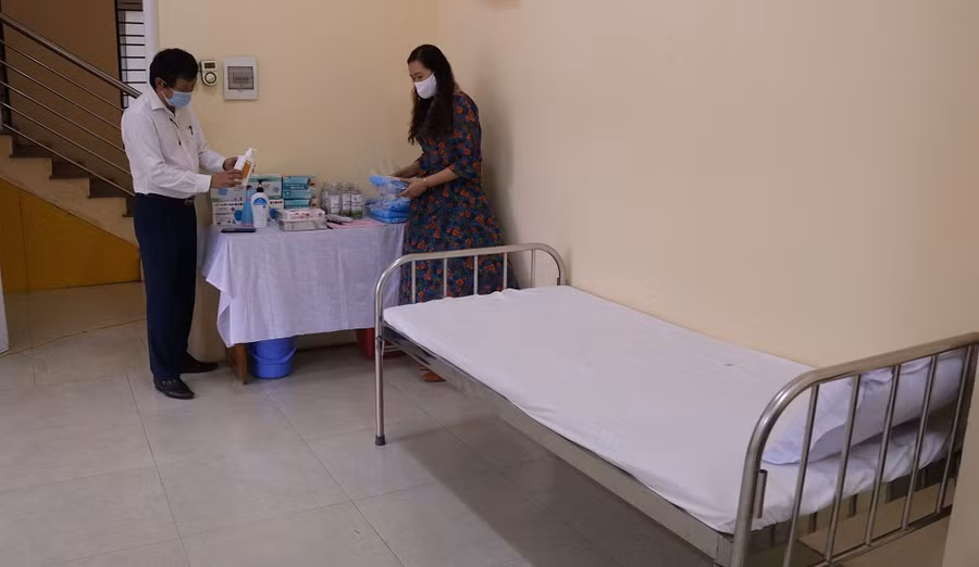 Kiểm tra điều kiện an toàn phòng dịch tại trường THPT Lương Ngọc Quyến.