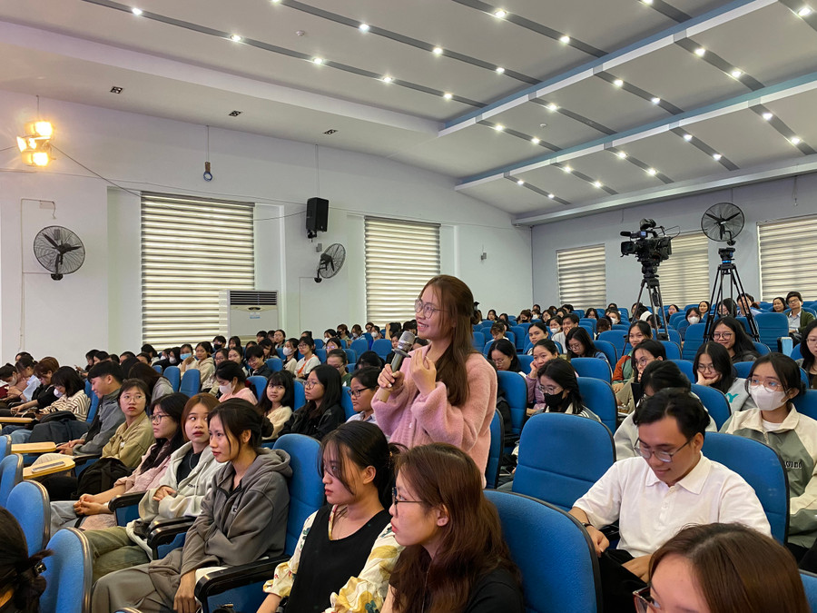 Sinh viên trao đổi với các chuyên gia tại chương trình. Sinh viên trao đổi với các chuyên gia tại chương trình.