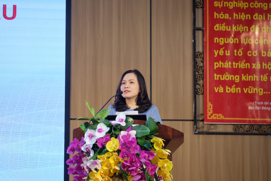 TS. Huỳnh Ngọc Mai Kha – Phó Hiệu trưởng Trường Đại học Ngoại ngữ (Đại học Đà Nẵng) phát biểu khai mạc chương trình. TS. Huỳnh Ngọc Mai Kha – Phó Hiệu trưởng Trường Đại học Ngoại ngữ (Đại học Đà Nẵng) phát biểu khai mạc chương trình.