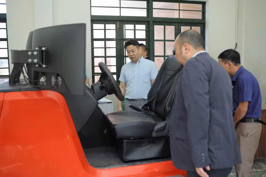 Công ty ShinKen tham quan, tìm hiểu về các trang thiết bị học tập tại Trường Cao đẳng Quảng Nam.