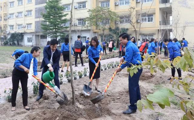 Đoàn viên thanh niên tham gia trồng cây trong khuôn viên trường Cao đẳng nghề Kỹ thuật Công nghệ