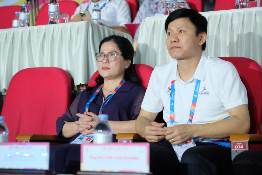 Thứ trưởng Bộ GD&ĐT Nguyễn Thị Kim Chi và ông Nguyễn Thanh Đề - Vụ trưởng Vụ Giáo dục Thể chất (Bộ GD&ĐT) kiểm tra tại buổi Tổng duyệt. Thứ trưởng Bộ GD&ĐT Nguyễn Thị Kim Chi và ông Nguyễn Thanh Đề - Vụ trưởng Vụ Giáo dục Thể chất (Bộ GD&ĐT) kiểm tra tại buổi Tổng duyệt.