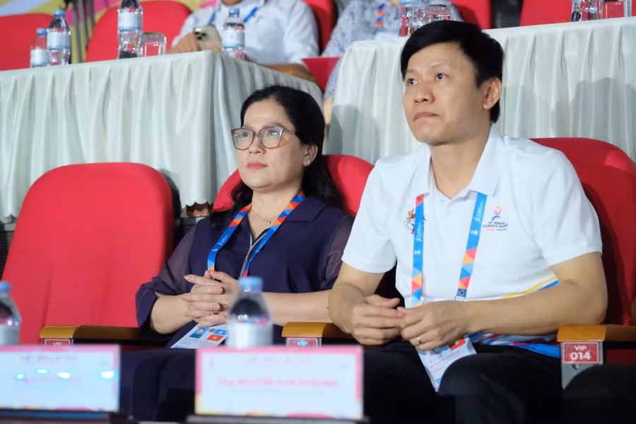 Thứ trưởng Bộ GD&ĐT Nguyễn Thị Kim Chi và ông Nguyễn Thanh Đề - Vụ trưởng Vụ Giáo dục Thể chất (Bộ GD&ĐT) kiểm tra tại buổi Tổng duyệt.