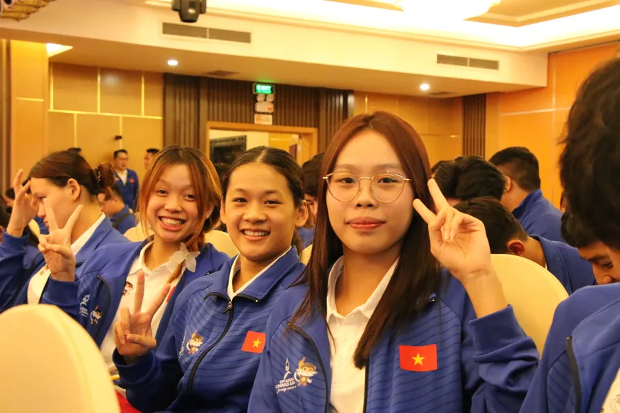 Em Nguyễn Thúy Hiền (giữa) tại lễ xuất quân của Đoàn Thể thao học sinh Việt Nam tham dự Đại hội Thể thao học sinh Đông Nam Á.